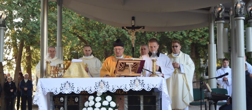 Uroczytsość Wszytskich Świętych – Eucharystia na Cmenatrzu