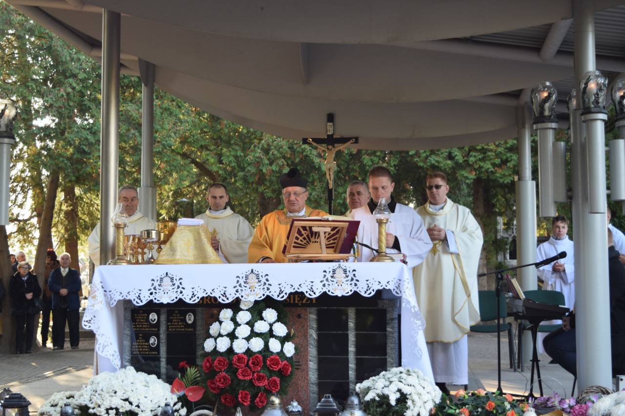 Uroczytsość Wszytskich Świętych – Eucharystia na Cmenatrzu