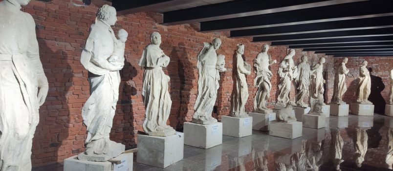 Galeria rzeźb Thomasa Huttera w podziemiach Kolegiaty Jarosławskiej