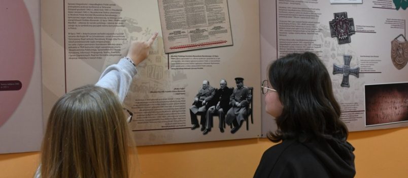 Wystawa IPN „Symbole naszej historii. Polska Rzeczpospolita Ludowa”