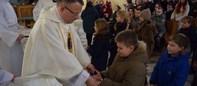 Rozdanie medalików Matki Bożej Niepokalanej